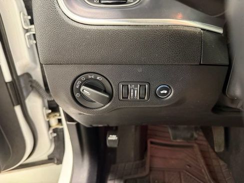 Used 2019 Dodge Charger SXT RWD image 16