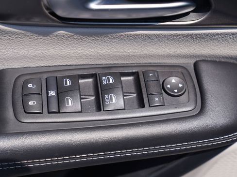 Used 2024 Chrysler Pacifica Touring-L FWD image 14