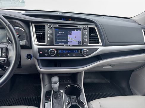 Used 2018 Toyota Highlander XLE image 22