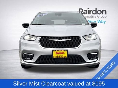 Used 2024 Chrysler Pacifica Touring-L image 2