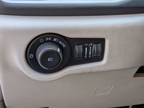 Certified 2023 Chrysler Pacifica Touring-L image 13
