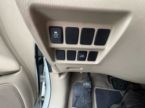 Used 2015 Nissan Pathfinder SV AWD/4WD image 25