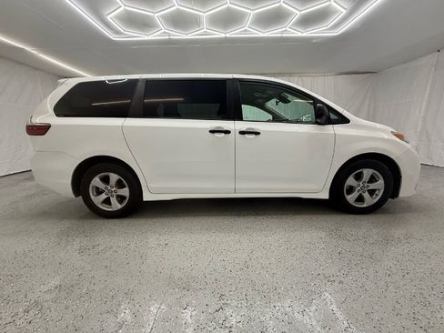 Used 2020 Toyota Sienna L image 2