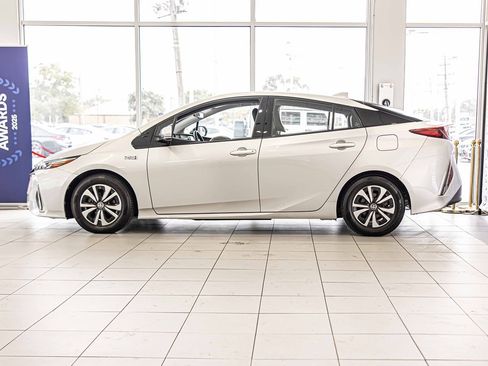 Used 2018 Toyota Prius Prime Premium image 7