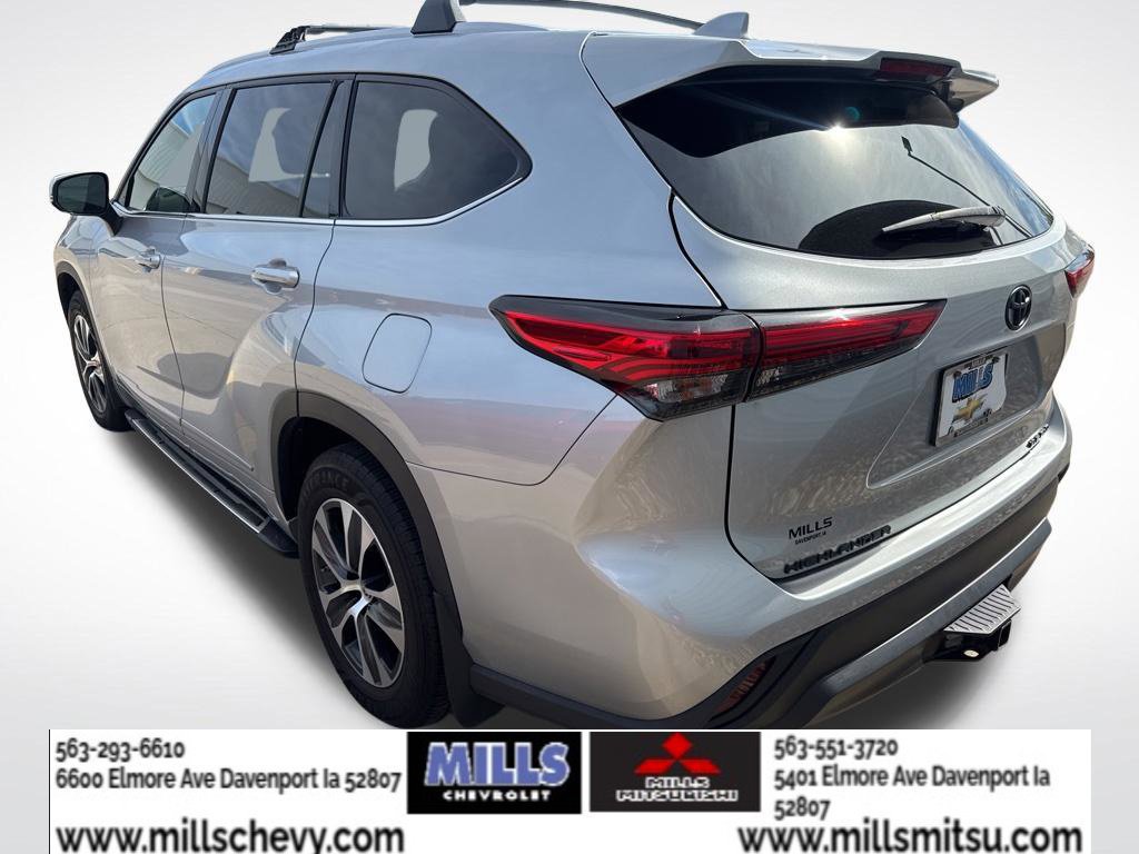 Used 2022 Toyota Highlander XLE AWD/4WD image 3