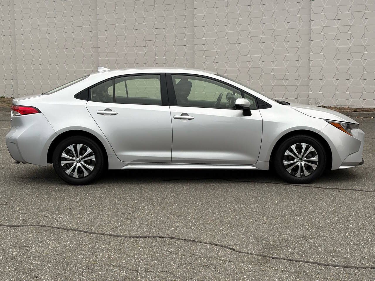 Used 2022 Toyota Corolla LE w/ Premium Interior Package FWD image 6