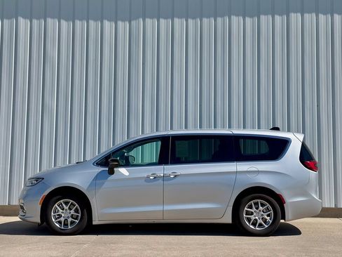 Used 2024 Chrysler Pacifica Touring-L FWD image 3