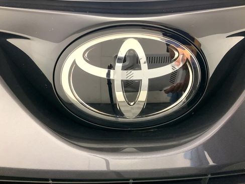 Used 2018 Toyota RAV4 XLE AWD/4WD image 30
