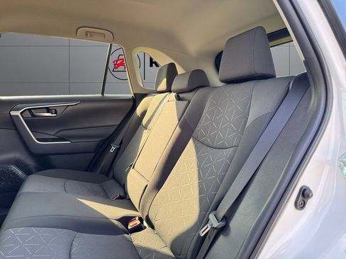 Used 2021 Toyota RAV4 XLE AWD/4WD image 18