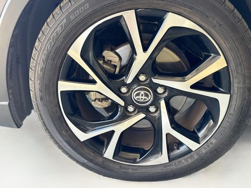 Used 2019 Toyota C-HR XLE FWD image 16