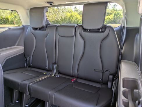 New 2026 Kia Carnival EX image 16