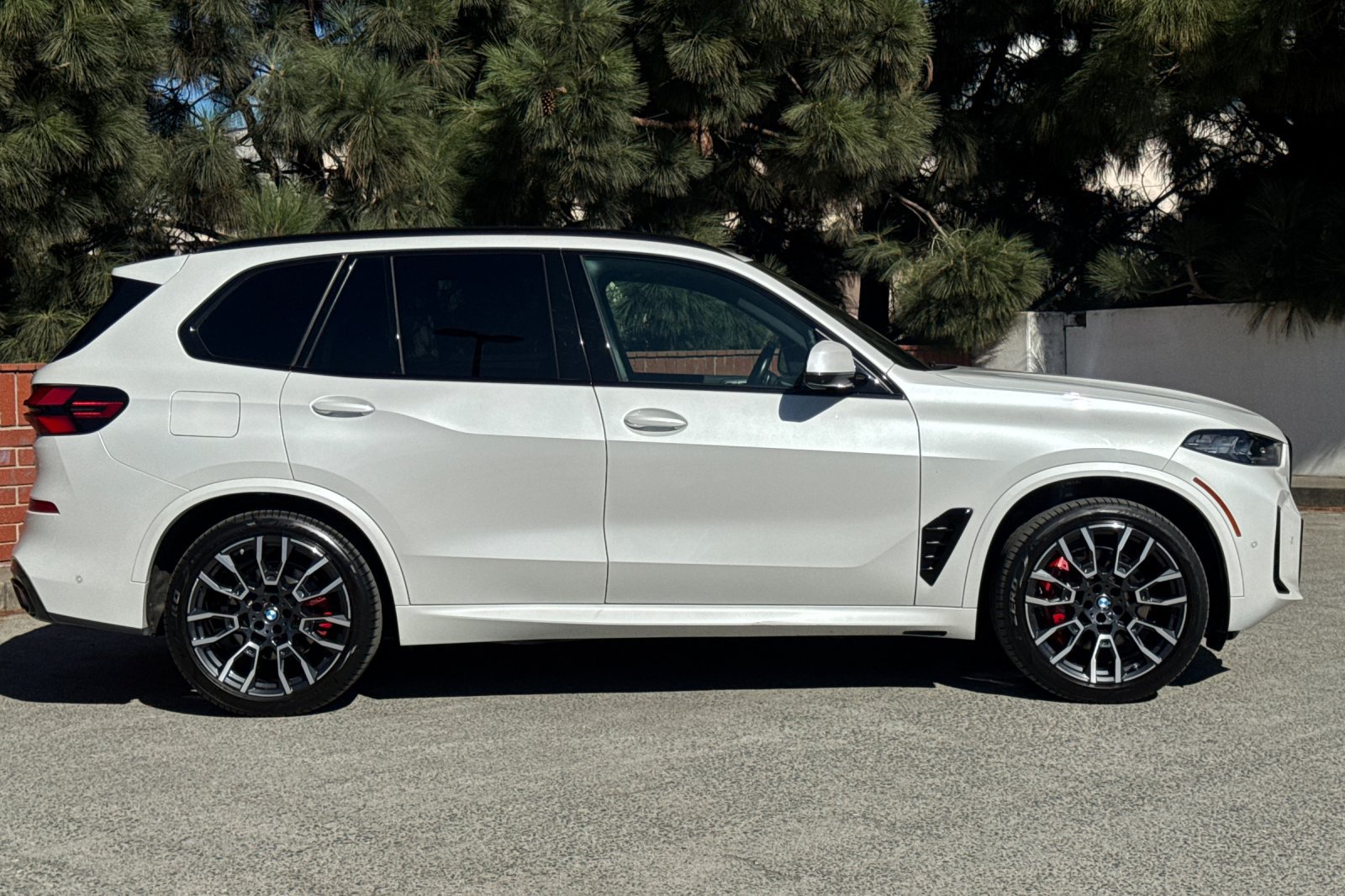 Used 2024 BMW X5 xDrive40i w/ M Sport Package AWD/4WD image 3
