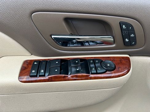 Used 2011 Chevrolet Suburban LT image 19