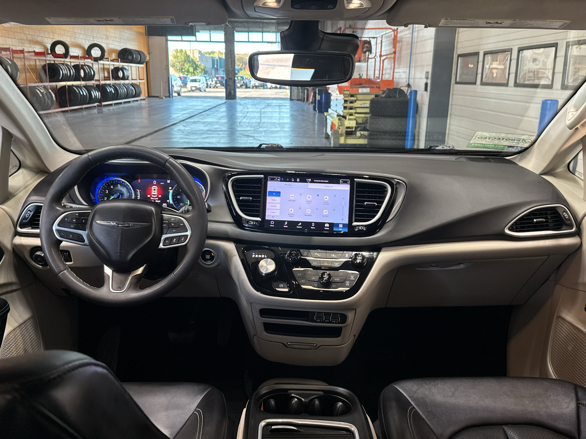 Used 2024 Chrysler Pacifica Touring-L FWD image 14