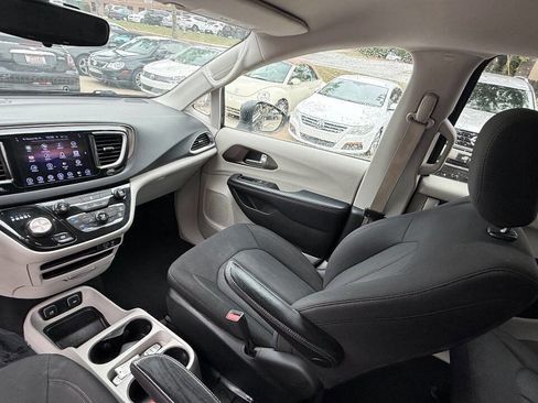 Used 2017 Chrysler Pacifica Touring FWD image 40