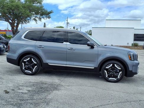Used 2024 Kia Telluride EX w/ EX Captain's Chair Package image 8