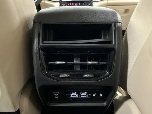 Used 2022 Jeep Grand Cherokee Limited w/ Luxury Tech Group II image 33