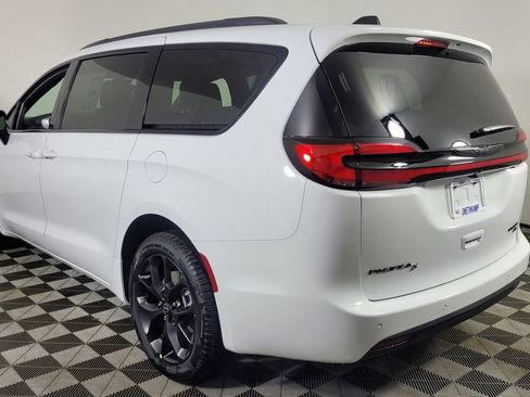 New 2026 Chrysler Pacifica Limited w/ S Appearance Package image 6