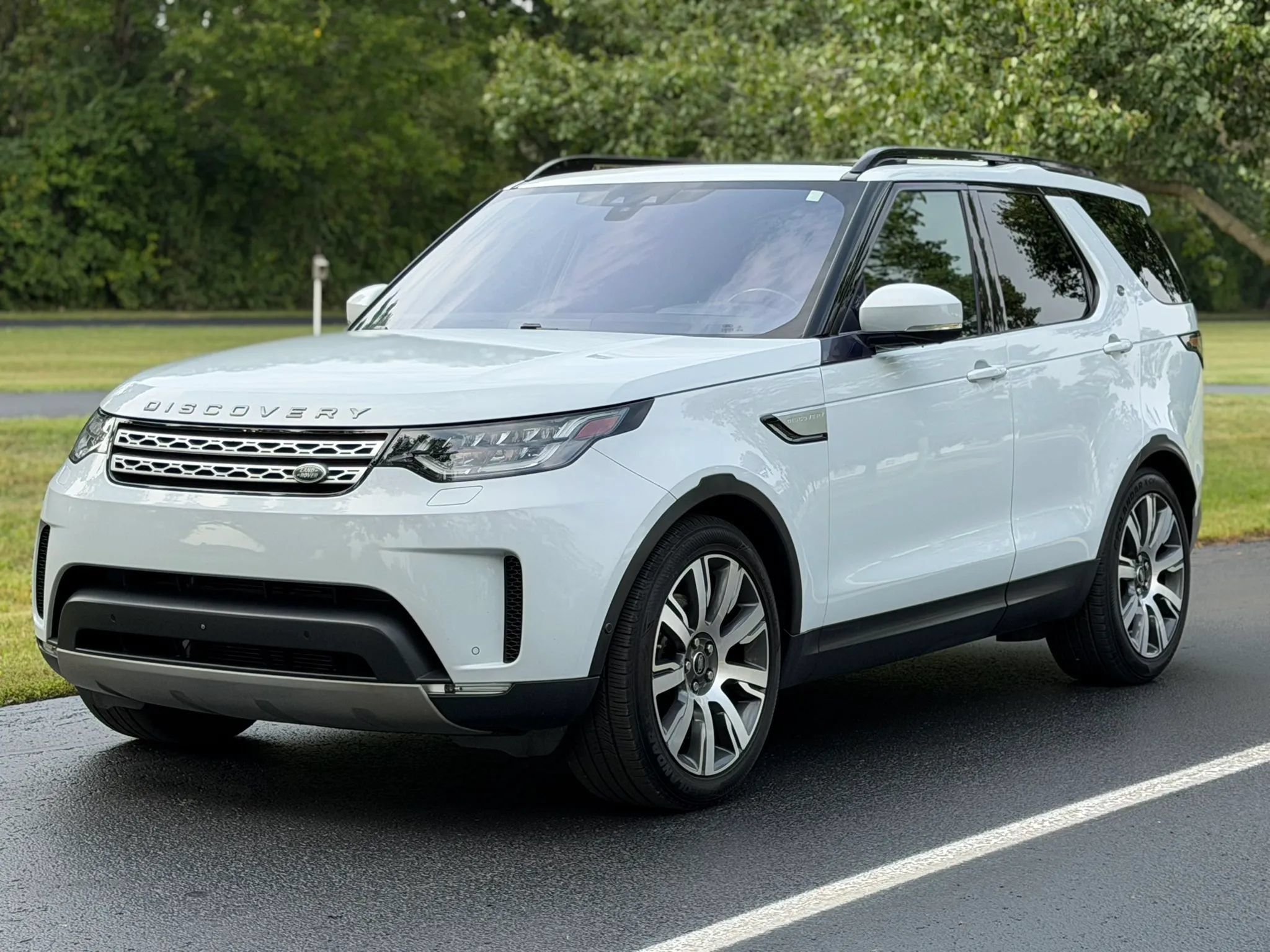 Used 2017 Land Rover Discovery HSE AWD/4WD image 1