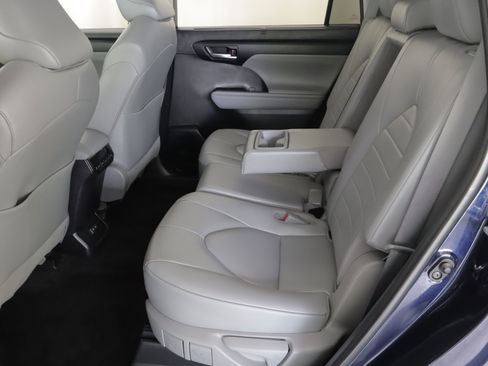 Used 2023 Toyota Highlander XLE AWD/4WD image 11