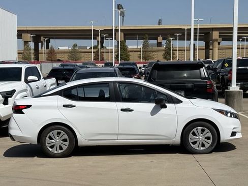 Used 2022 Nissan Versa S FWD image 3