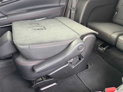 Used 2026 Chevrolet Traverse RS image 32