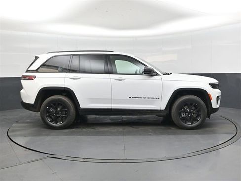 New 2025 Jeep Grand Cherokee Laredo image 2
