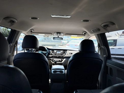 Used 2017 Kia Sedona LX w/ LX Essentials Premium Package FWD image 38
