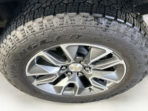 Used 2024 Chevrolet Silverado 1500 LT AWD/4WD image 11