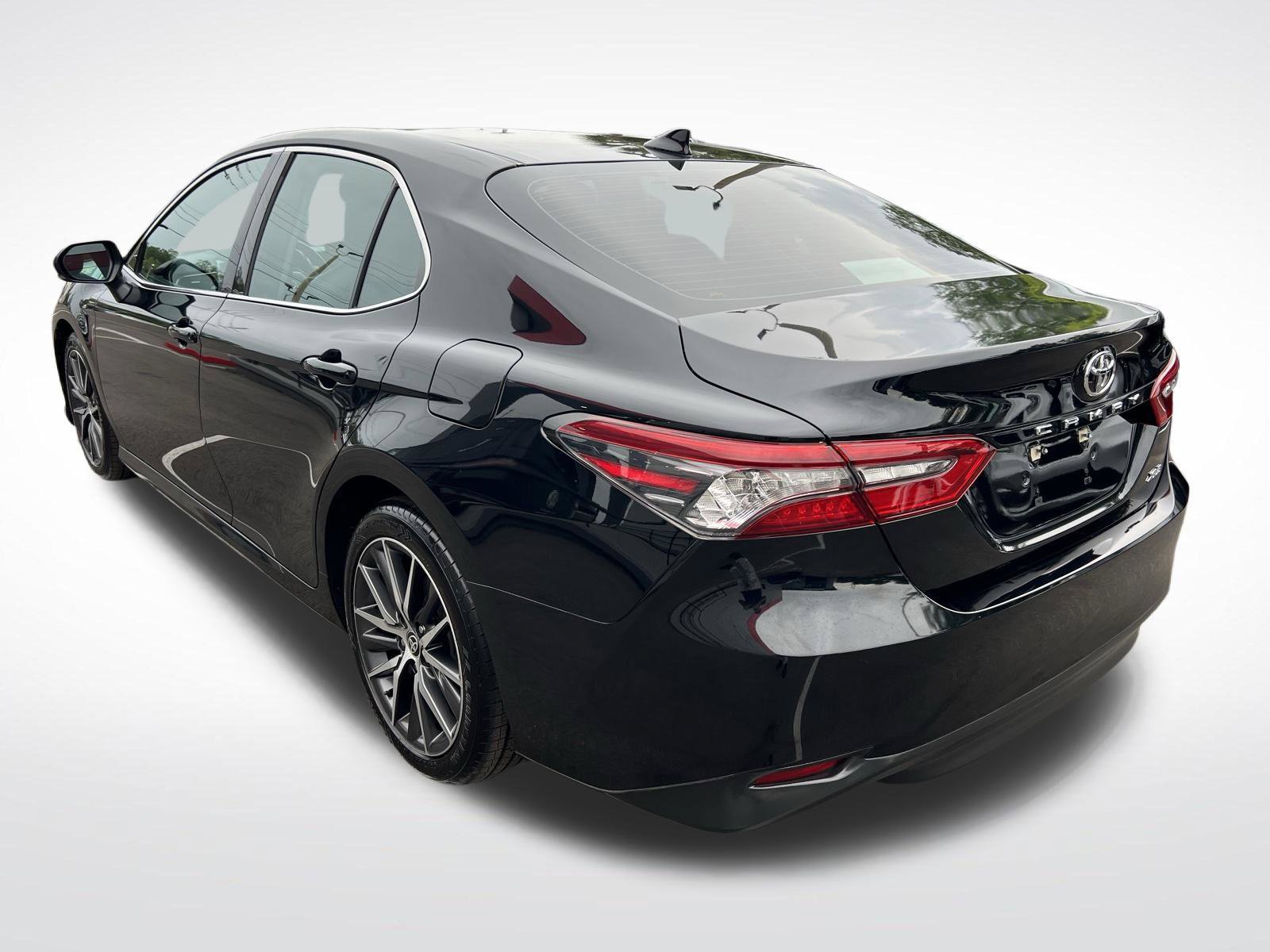 Used 2021 Toyota Camry XLE FWD image 5