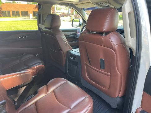 Used 2020 Cadillac Escalade Luxury RWD image 13