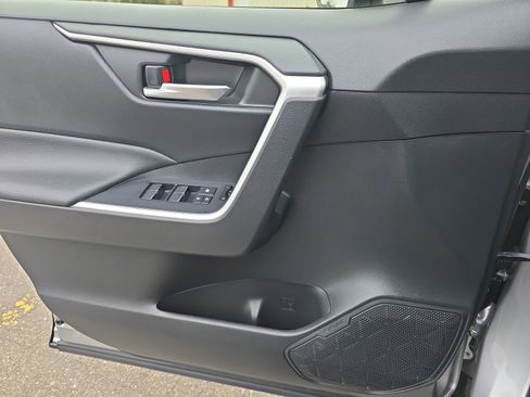 Used 2023 Toyota RAV4 SE image 33