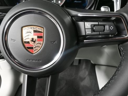 Certified 2025 Porsche Macan image 10