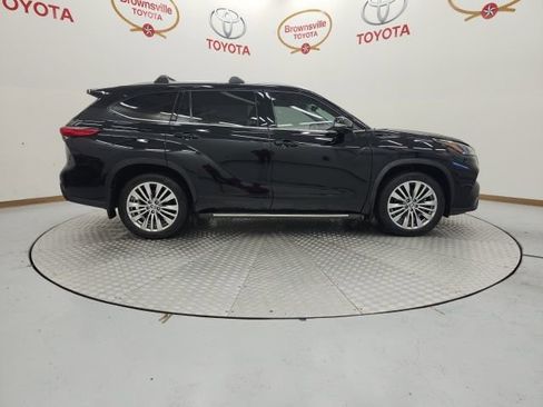 Used 2023 Toyota Highlander Platinum image 3