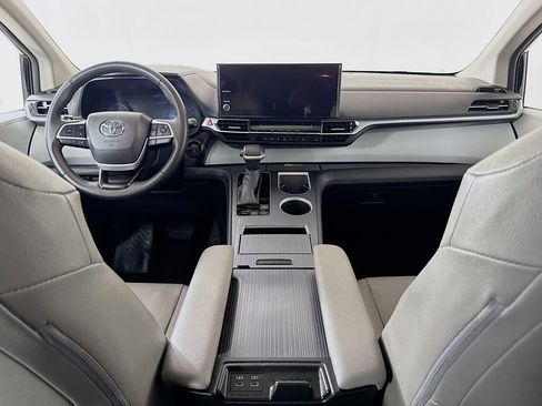 Certified 2025 Toyota Sienna XLE image 13