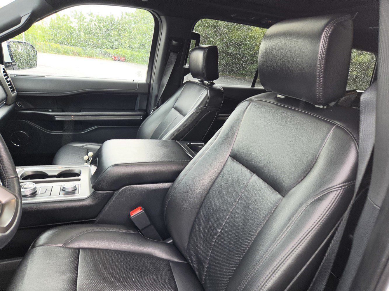 Used 2020 Ford Expedition XLT w/ Equipment Group 202A AWD/4WD image 25