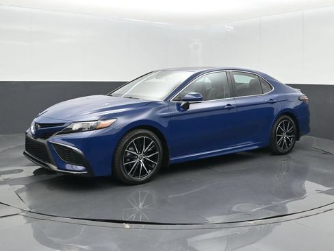 Used 2024 Toyota Camry SE w/ Convenience Package FWD image 1