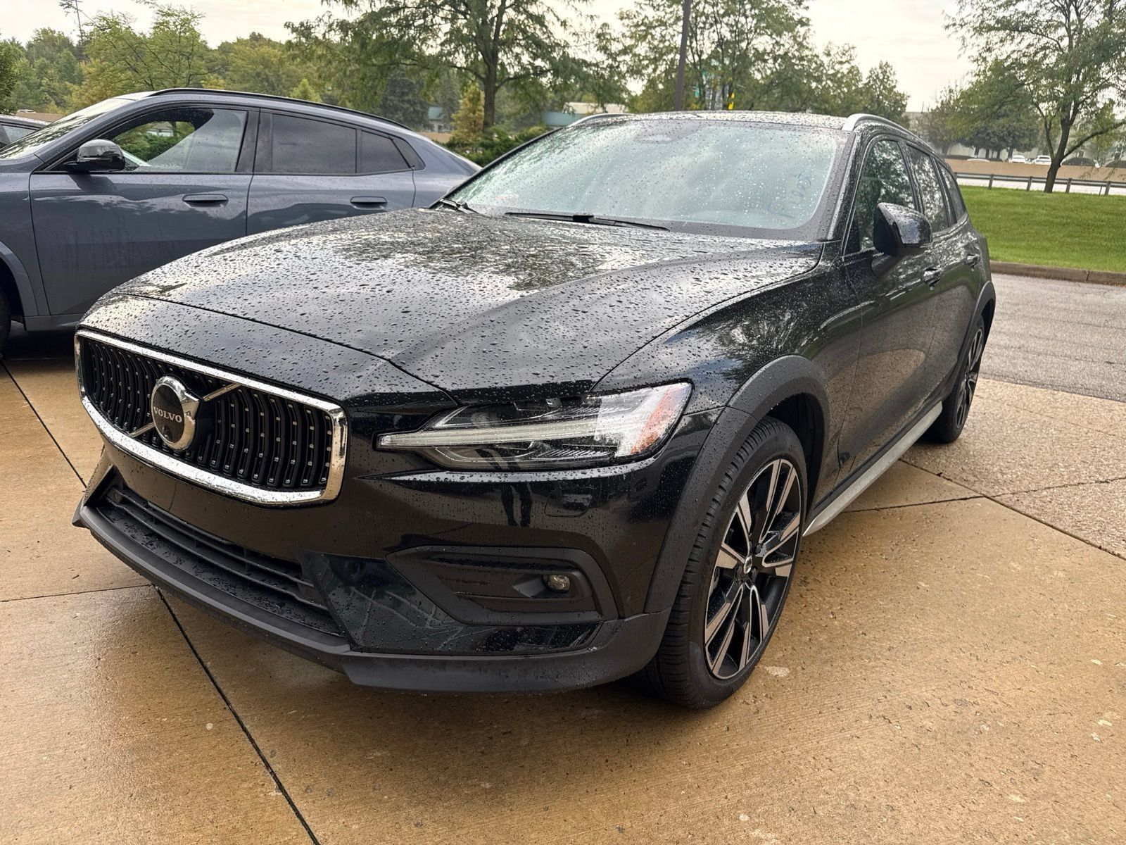 Used 2025 Volvo V60 B5 Cross Country Ultra AWD/4WD image 1