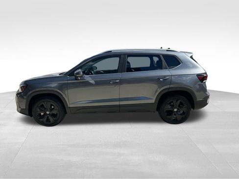 New 2026 Volkswagen Taos SE image 3