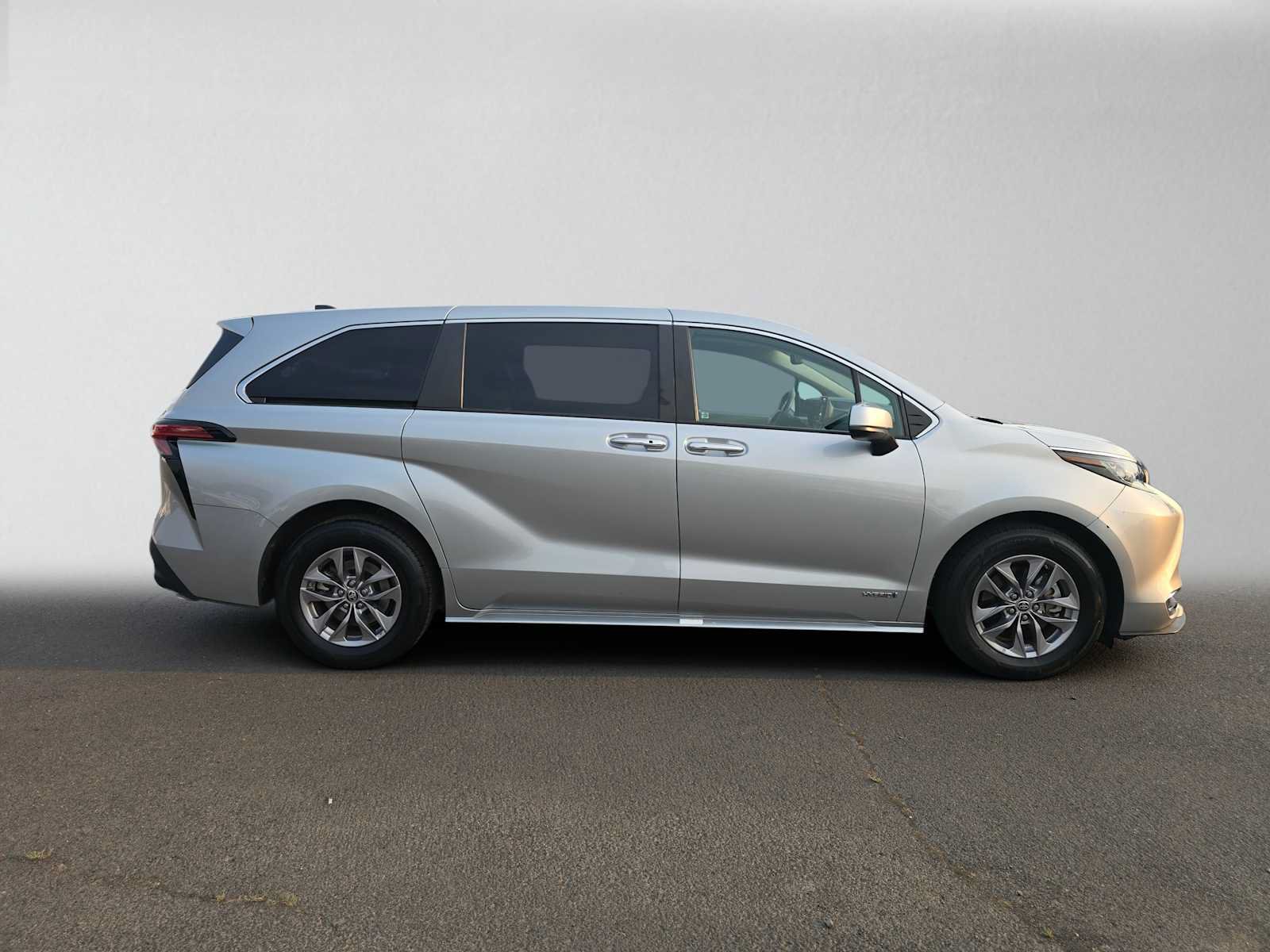 Certified 2021 Toyota Sienna XLE FWD image 2