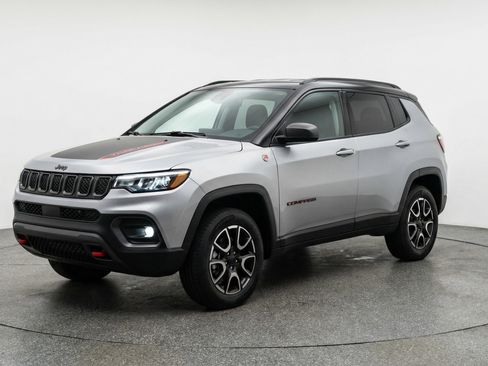 Used 2025 Jeep Compass Trailhawk AWD/4WD image 3