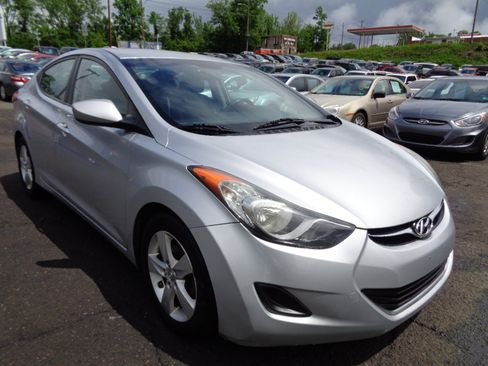 Used 2013 Hyundai Elantra GLS image 3