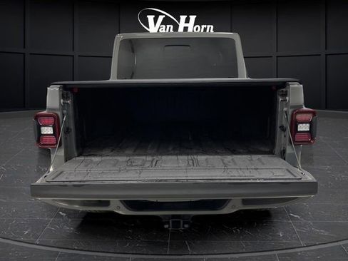 Used 2022 Jeep Gladiator Overland image 15