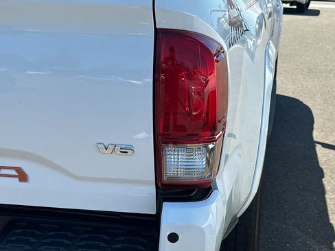 Used 2017 Toyota Tacoma TRD Sport AWD/4WD image 18