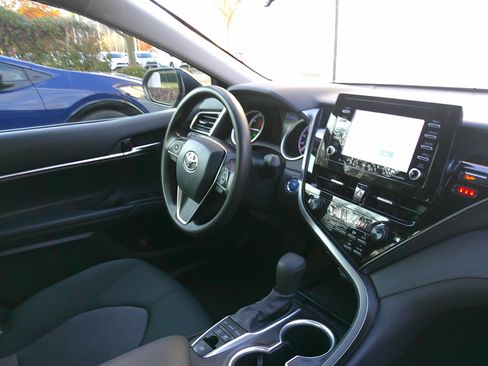 Used 2022 Toyota Camry LE image 33