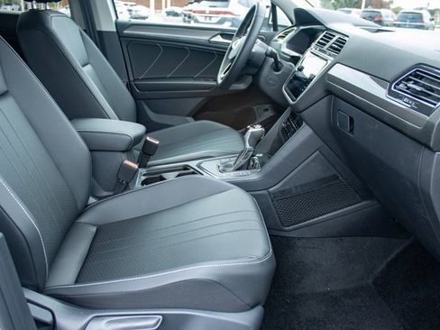 Used 2023 Volkswagen Tiguan SE image 18