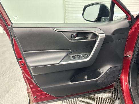 Used 2021 Toyota RAV4 LE AWD/4WD image 14