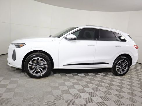 Used 2025 Audi Q5 Premium w/ Convenience Package image 9