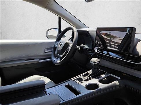 Used 2025 Toyota Sienna XLE FWD image 11