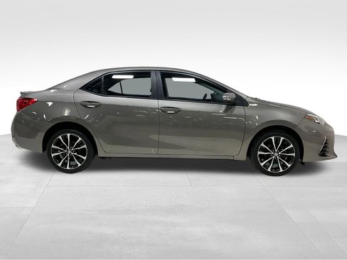 Used 2018 Toyota Corolla SE w/ SE Premium Package image 3